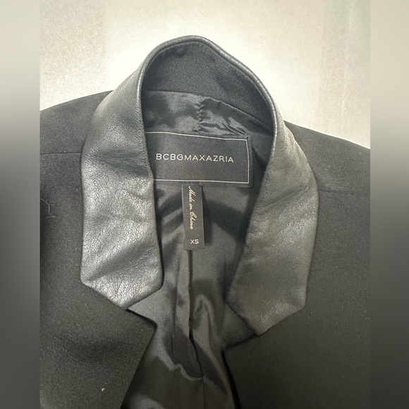BCBG black faux/leather blazer
BCBGMaxAzriađź–¤ - Picture 9 of 10